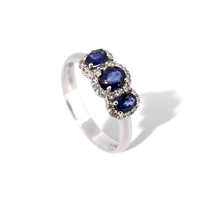 Anello fantasia da donna in oro bianco 18 kt con tre zaffiri blu e diamanti naturali – 3.30 g – 0.30 ct zaffiri e 0.21 ct diamanti – Idee Preziose dal 1987 - IP.AK18B/6Z